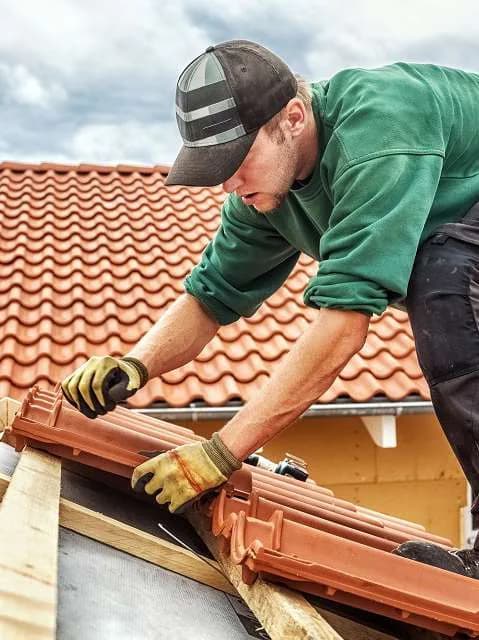 Instalador ajustando telhas
