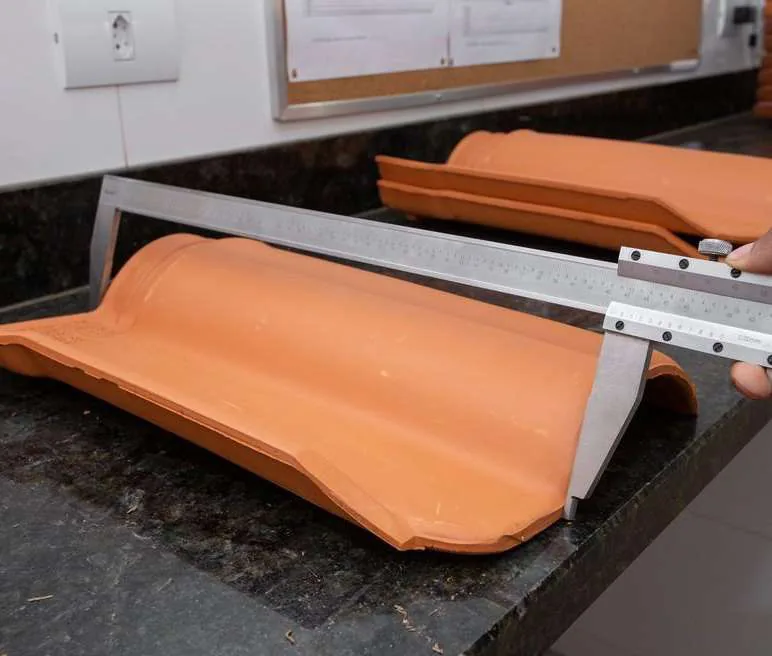 Telha cerâmica sobre bancada